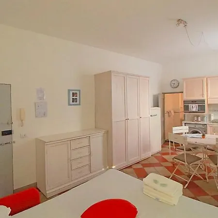 Sleeps 2 With Air Con *