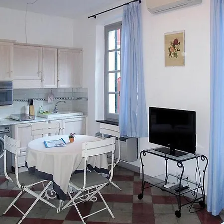 Sleeps 2 With Air Con