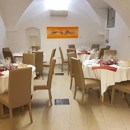 Sleeps 2 With Air Con Finale Ligure